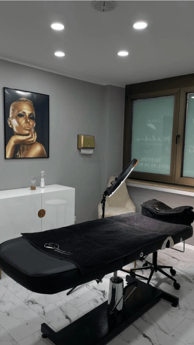 Behandlungsraum von GM Microblading mit Liege, Marmorboden und goldenen Akzenten